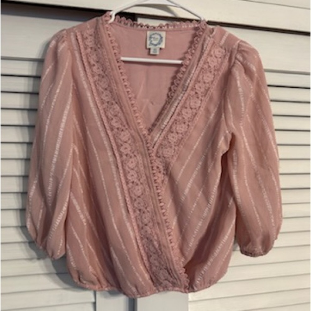 Francesca’s BLUE RAIN WOMENS Size XS Pink Lace Trim Blouse Shirt Top